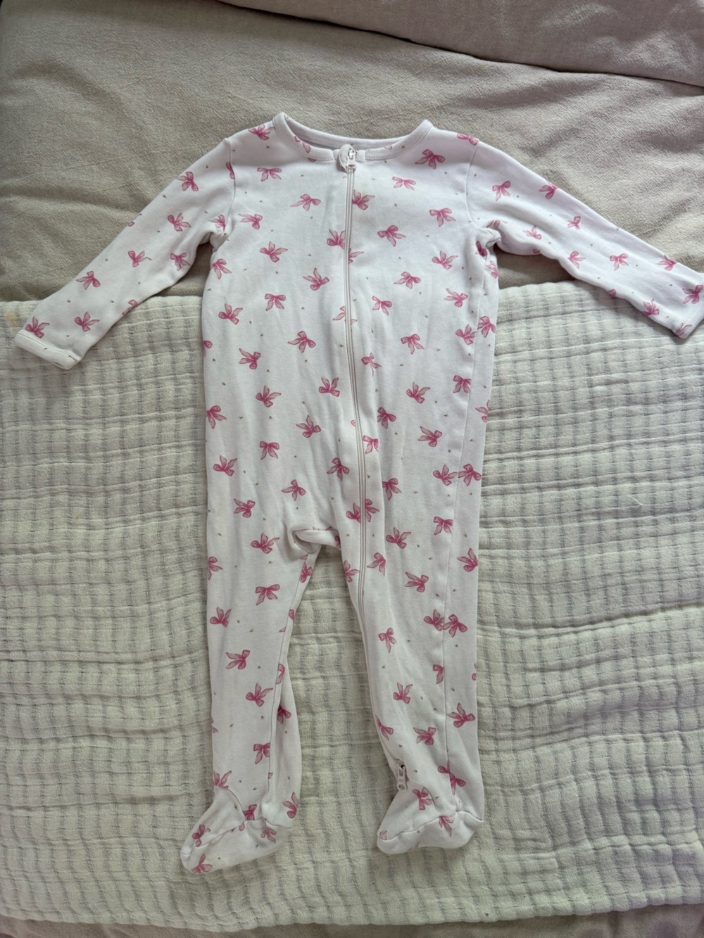 Nordstrom White Footed Pajamas with Pink Bow Print